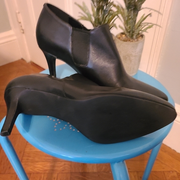 Cole Haan Shoes - NEW. Cole Haan woman's leather heel shoes hp 🔥🔥🔥🔥